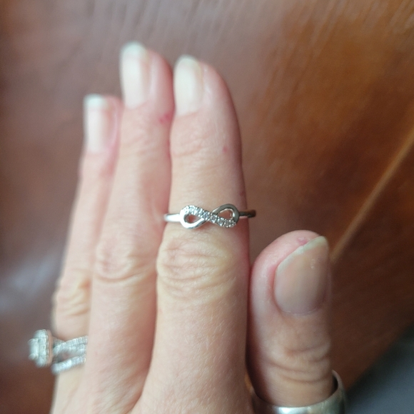 NWT size 8 cubic zirconia infinity stainless ring - Picture 4 of 6